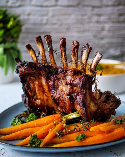 13 Fév : Carré d&rsquo;agneau sauce litchi et jus réduits, Polenta paprika noisettes, oignons confits et endives braisées