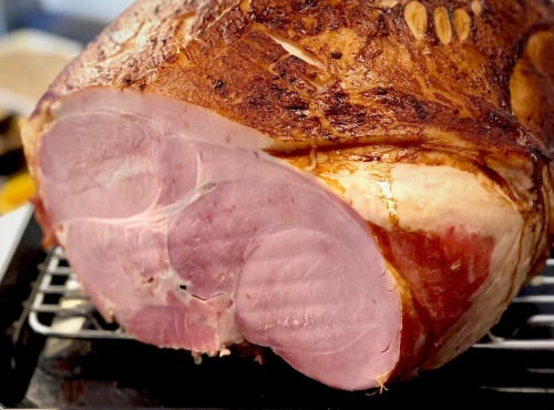 9 Fév : Jambon du Haut Doubs Sauce Vin Jaune Purée de Courge aux noix, coulis de petits pois et jeunes pousses de betterave