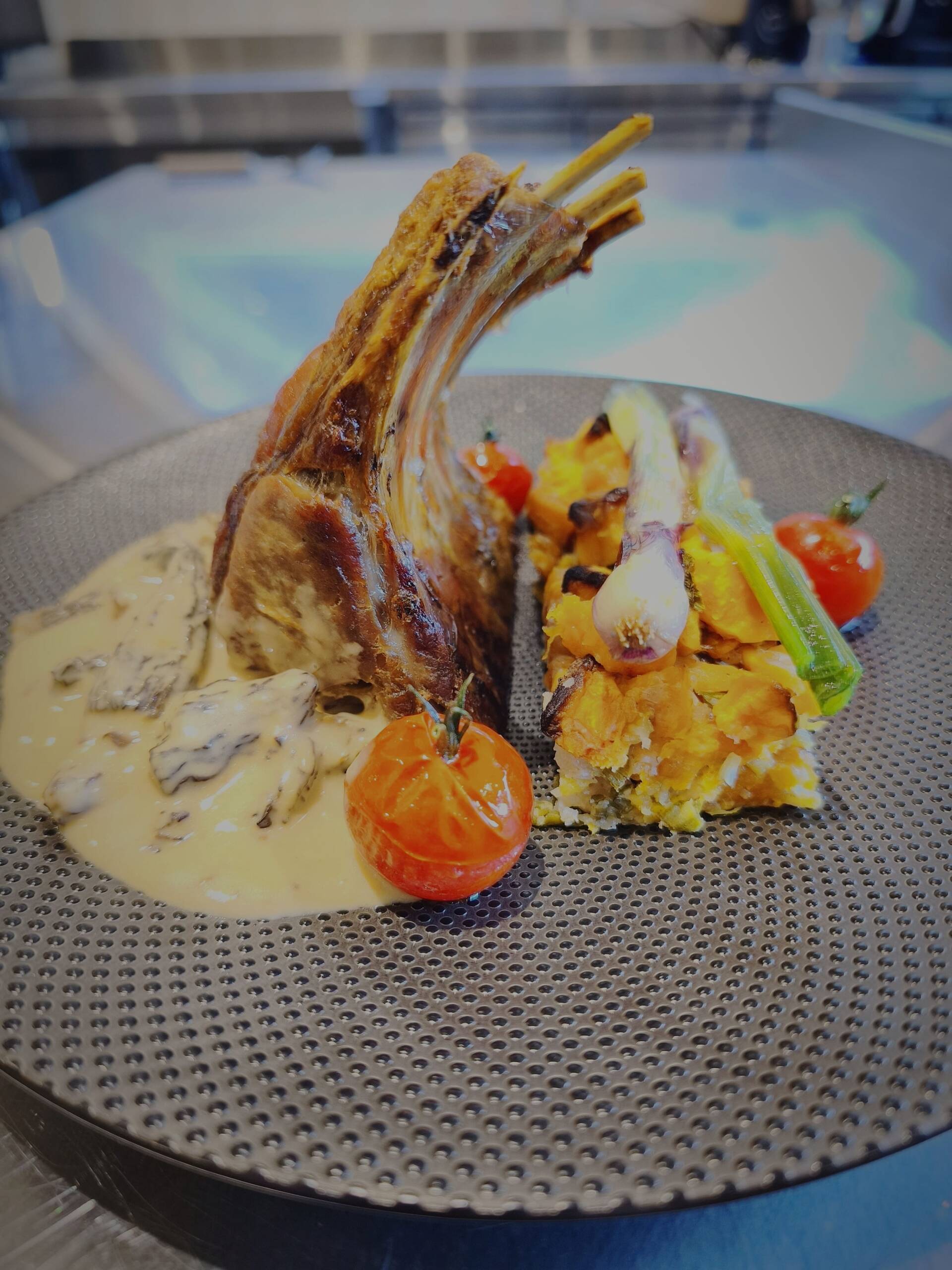 10 Déc : Carré d’agneau sauce mandarine, pommes grenailles truffées