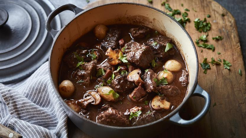 8 Fév : Bourguignon fondant, purée Truffée, oignons confits