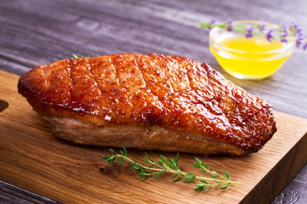 17 Déc : Magret de canard à l’orange et effeuillé de pommes de terres aux amandes, tomates rôties au miel