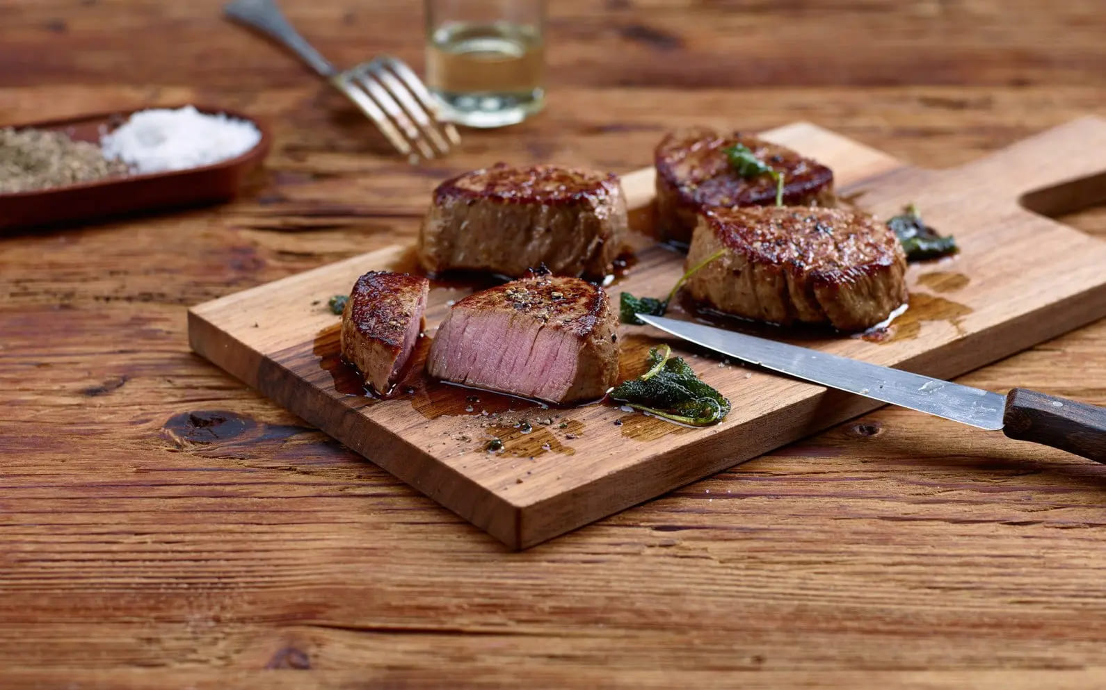 15 Fév : Médaillon de Veau aux Girolles, sauce oseille basilic, purée de courge, Tatin d&rsquo;oignons