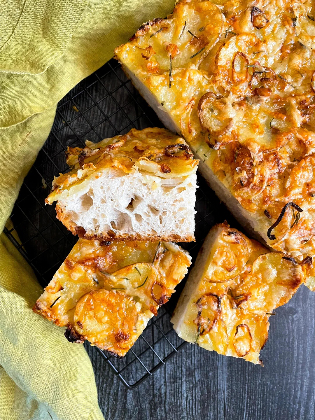 28 Mars : Focaccia Saucisse de Morteau gratiné au Morbier accompagné d&rsquo;asperges et carottes rissolées